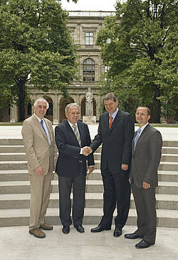 Handshaking Mag. Anton Steinringer (TA), Vizerektor Günther Vinek (Uni Wien)