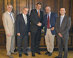 Handshaking Mag. Anton Steinringer (TA), Rektor Georg Winckler (Uni Wien)
